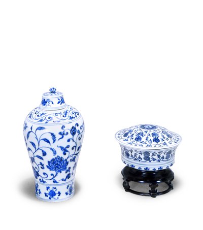 Blauwe en witte gedekte kom, versierd met lotusrollen en 8 boeddhistische emblemen, met het merk van Yuande; blauwe en witte Meiping met deksel, versierd met lotus en waterplanten, Yung-lo periode (keramiek) door Chinese School